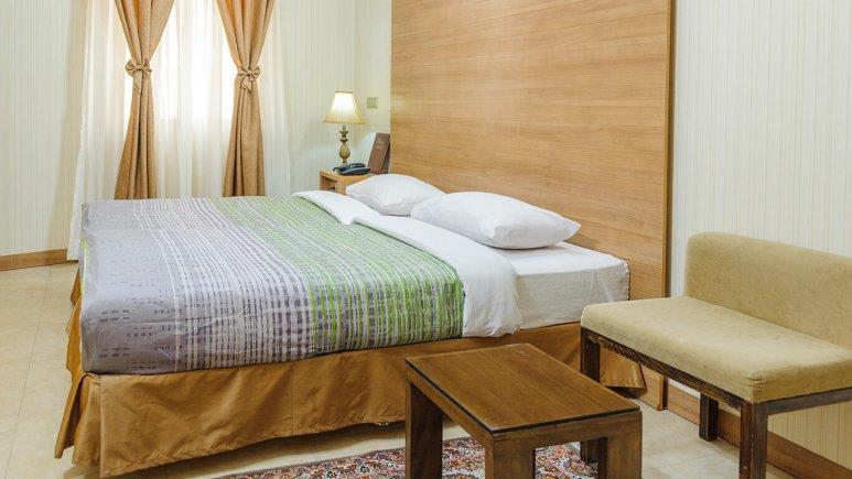 اتاق سه تخته(دوتخت+کاناپه) با ظرفیت سه نفر