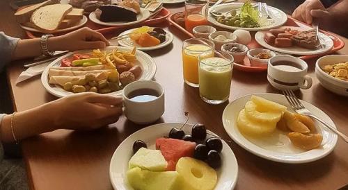 تجربه اقامت و غذا در هتل‌های مشهد